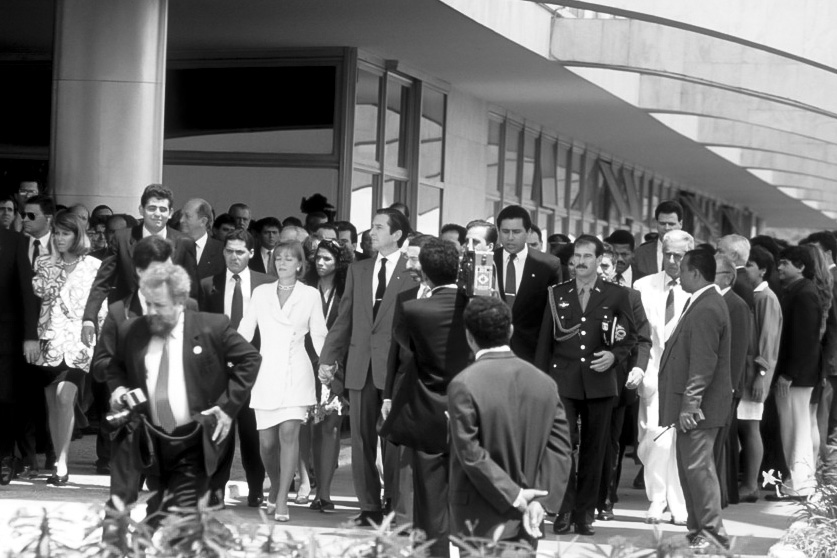 Collor e a mulher saindo do Planalto depois que a Câmara o afastou. Foi no final de outubro de 1992