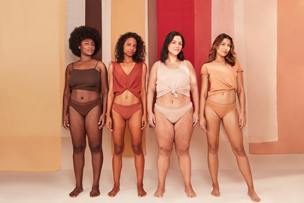 Campanha de propaganda de calcinhas absorventes da marca Pantys com a Amaro. Na foto é possível ver quatro modelos, sendo duas mulheres negras e duas brancas, cada uma usando uma calcinha e uma blusa no tom semelhante ao da própria pele