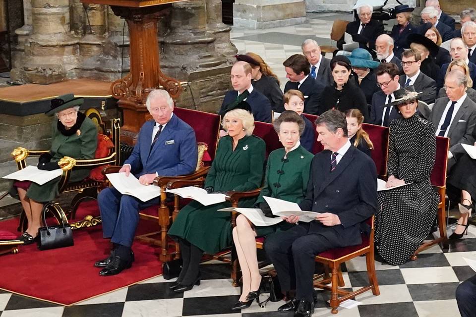 Foto colorida. Rainha Elizabeth e família real na igreja