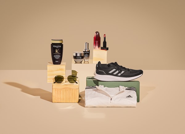 Produtos que são vendidos no site da Amaro. Na foto é possível ver tênis da Adidas, óculos da Ray-Ban, produtos da Shiseido, entre outros