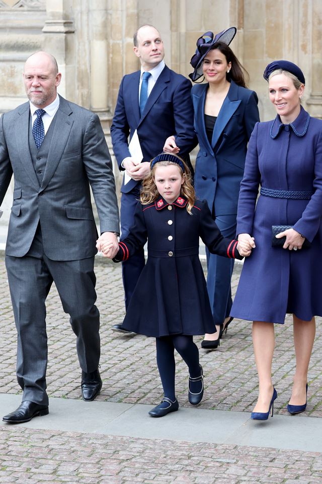 Foto colorida. Mike Tindall, Mia Grace e Zara Tindall de mãos dadas