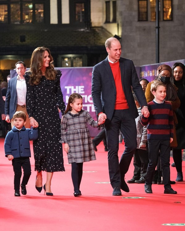 Família andando de mãos dadas em tapete vermelho