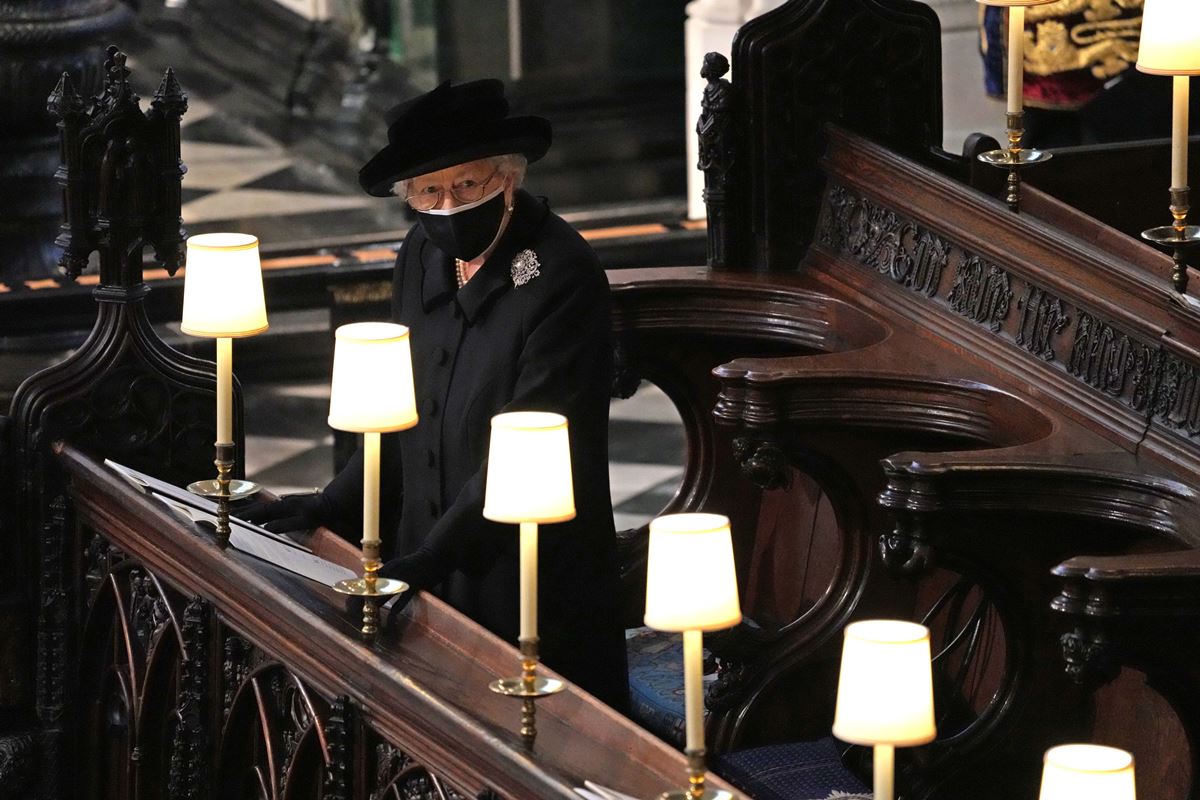 Rainha Elizabeth sentou-se sozinha na Capela de São Jorge no funeral de Philip