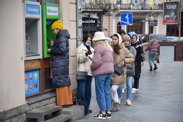 Fila em caixa eletrônico na Rússia para saque de dinheiro. Os cidadãos se mostram apreensivos com as sanções econômicas impostas ao país após a invasão à Ucrânia.