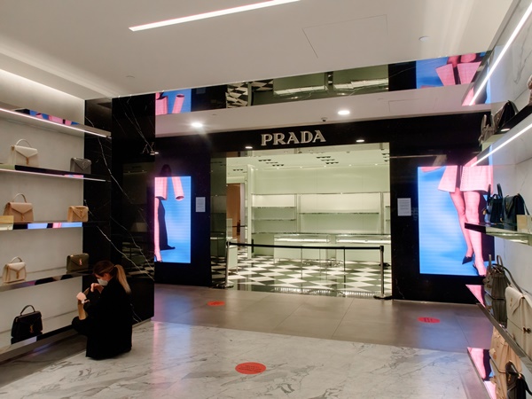 Loja da Prada vazia em shopping na Rússia