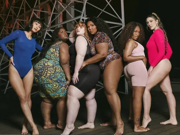 Cantora Lizzo e outras mulheres usando peças de shapewear da marca Yitty