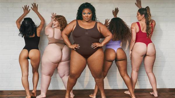 Cantora Lizzo e outras mulheres usando peças de shapewear da marca Yitty