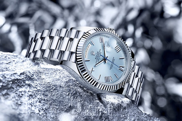 Na imagem com cor, modelo da nova coleção da Rolex 