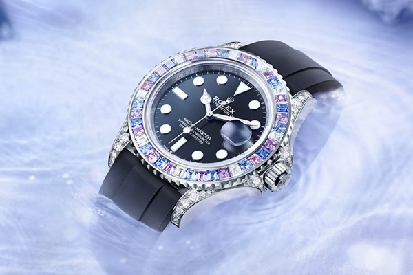 Na imagem com cor, modelo da nova coleção da Rolex 