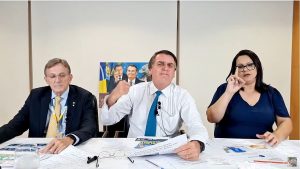 live Jair Bolsonaro com quadro de presente ao fundo