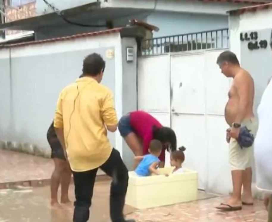 Família retira filhos de enchente em caixa de isopor em Belford Roxo