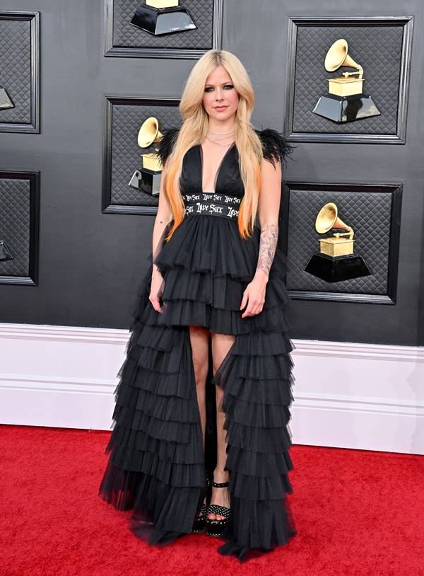 Avril Lavigne no tapete vermelho do Grammy 2022, usando vestido preto