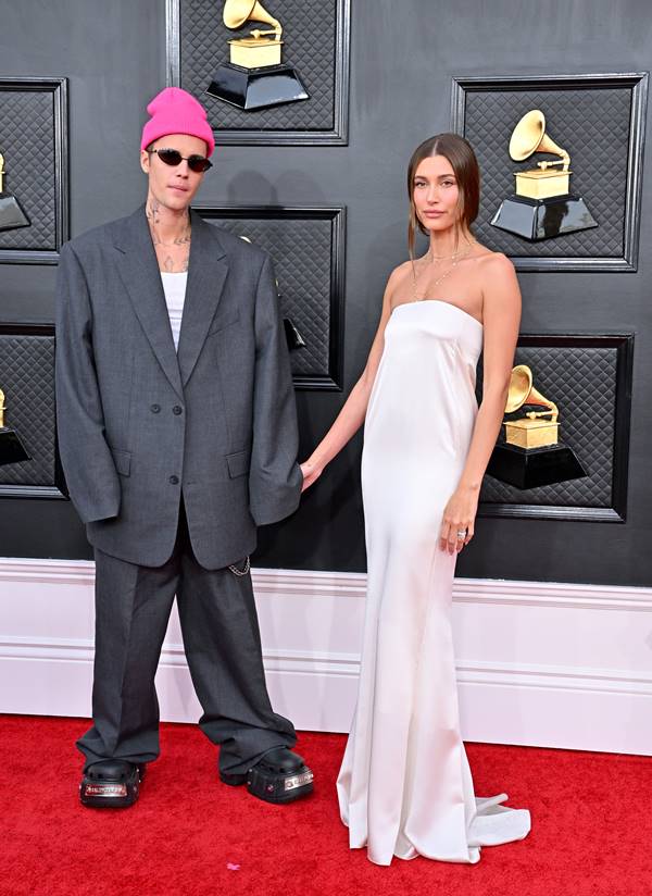 Justin Bieber e Hailey Bieber no tapete vermelho do Grammy 2022 - Metrópoles