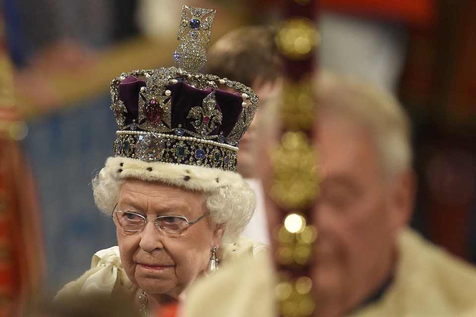 Foto colorida. Rainha Elizabeth com uma coroa na cabeça