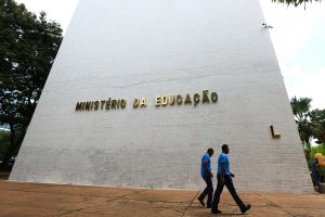 Funcionários passam em frente ao Ministério da Educação (MEC), na Esplanada dos Ministérios - Metrópoles