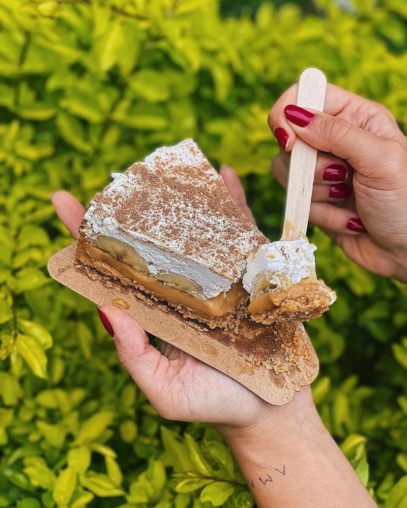 Foto de fatia de torta Banoffee, com base de biscoito, banana e chantilly e doce de leite - Metrópoles