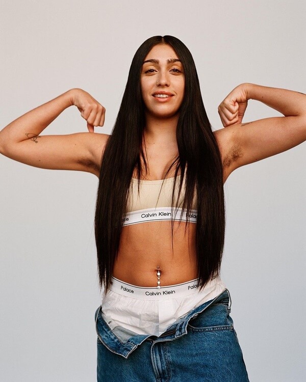 Na imagem em preto e branco, Lourdes Leon posa com peças da colaboração entre Calvin Klein e a Palace