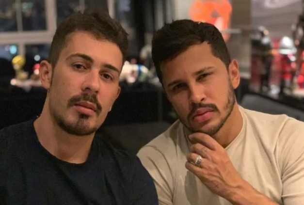 Carlinhos Maia e o marido Lucas Gumarães. Eles têm barba e cabelos pretos - Metrópoles