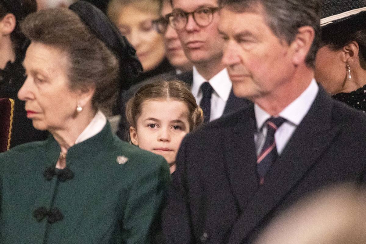 Foto colorida. Princesa Anne e princesa Charlotte