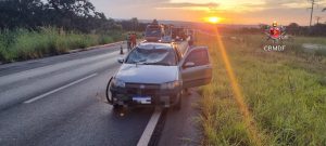 carro prata parado no acostamento