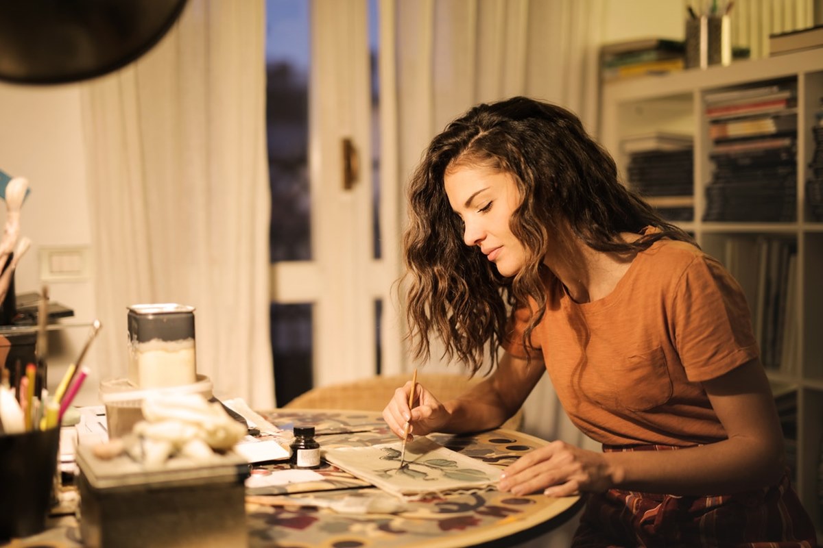 Mulher sentada pintando