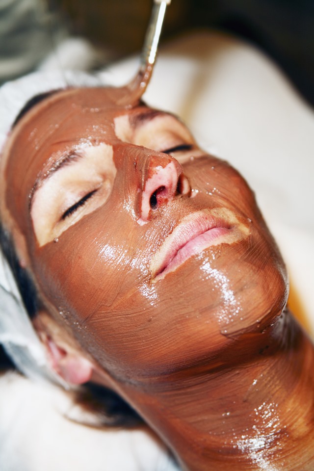 Rosto de mulher com máscara facial de chocolate