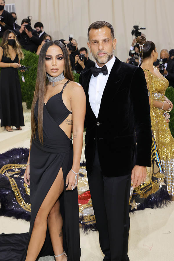 A cantora Anitta no tapete vermelho do MET Gala, em Nova York, EUA, com o estilista brasileiro Alexandre Birman