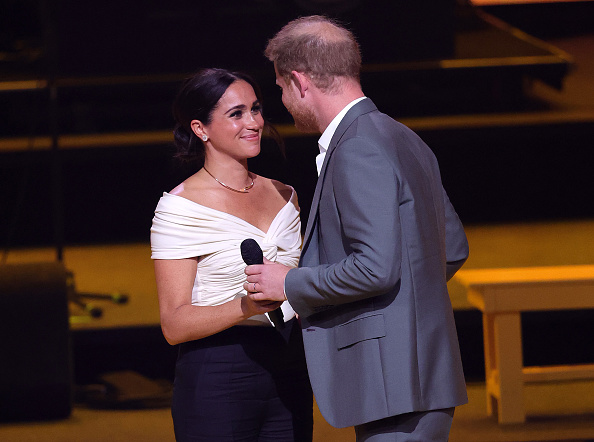 casal em cima de palco