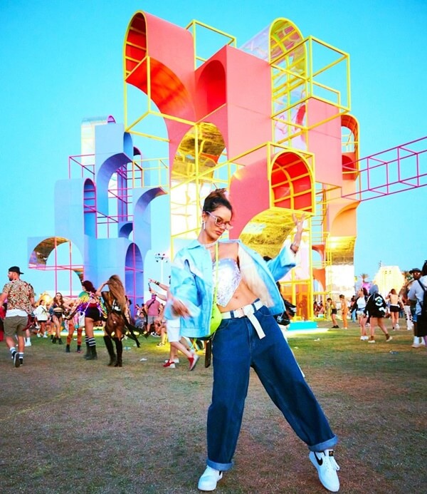 Na imagem com cor, Alessandra Ambróssio posa direto do festival Coachella