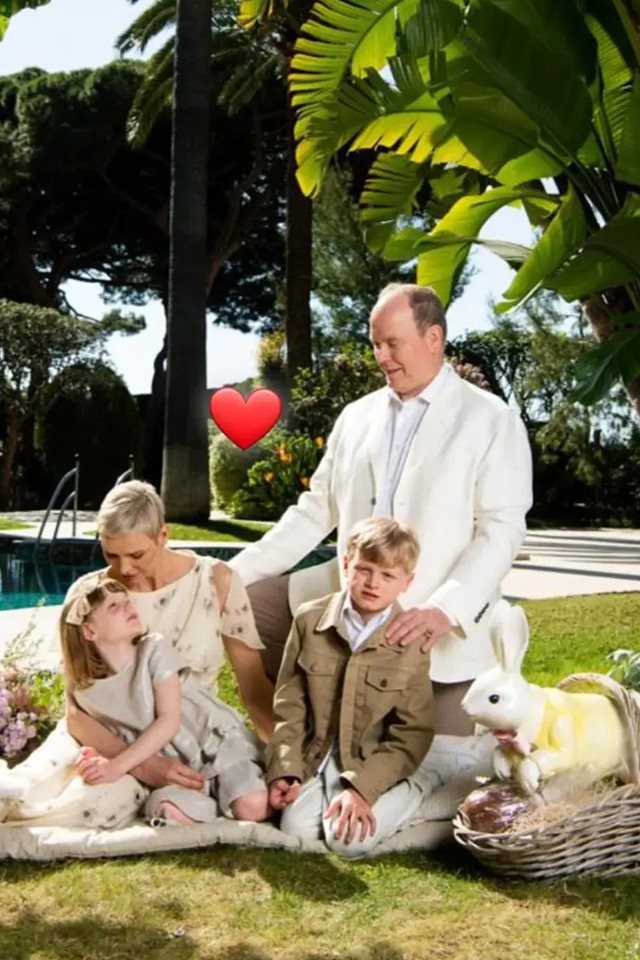 Foto colorida. Gabriella, Charlene, Albert e Jacques 