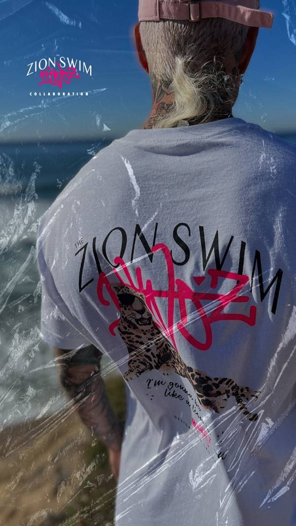 Mateus Verdelho, na praia, usando peças da collab Zion Swim com a Hollywoodog'z