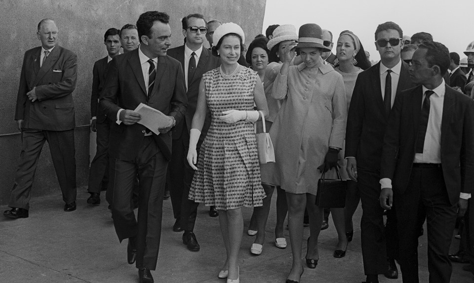 A Rainha Elizabeth II durante visita à Torre de TV