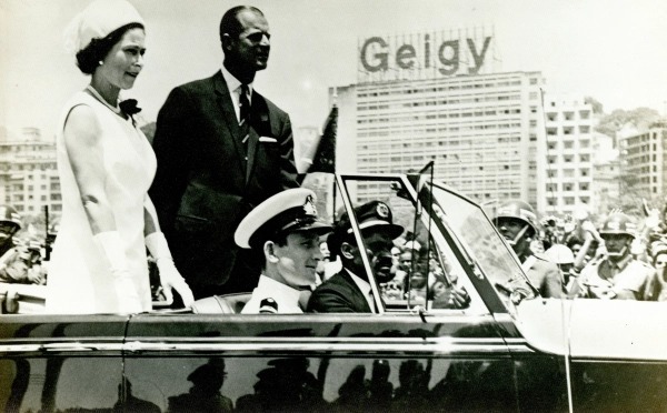 A rainha Elizabeth II e o duque de Edimburgo em carro aberto, no Rio de Janeiro (Arquivo Histórico do Itamaraty).