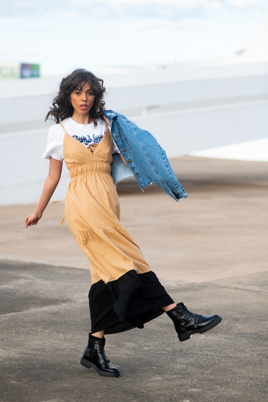 Modelo de cabelo médio e franja usa vestido bicolor com camiseta branca estampada