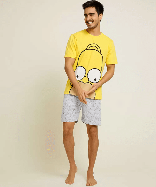 Na imagem com cor, modelo usa blusa amarela de Os Simpsons