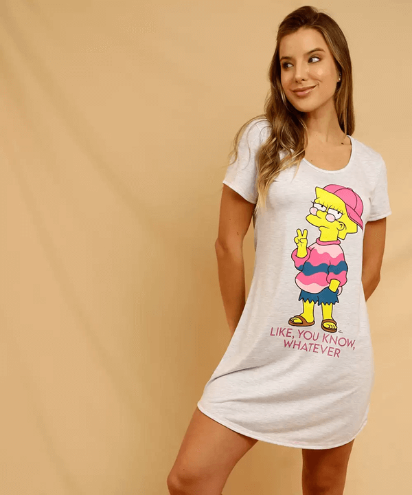 Na imagem com cor, modelo de cabelo marrom usa camisola com estampa de Os Simpsons