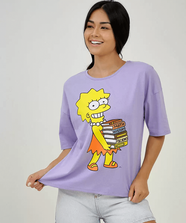 Na imagem com cor, modelo de cabelo pretos usa blusa com estampa de Os Simpsons