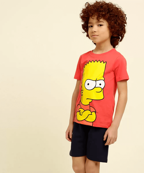 Na imagem com cor, modelo criança usa estampa de Os Simpsons