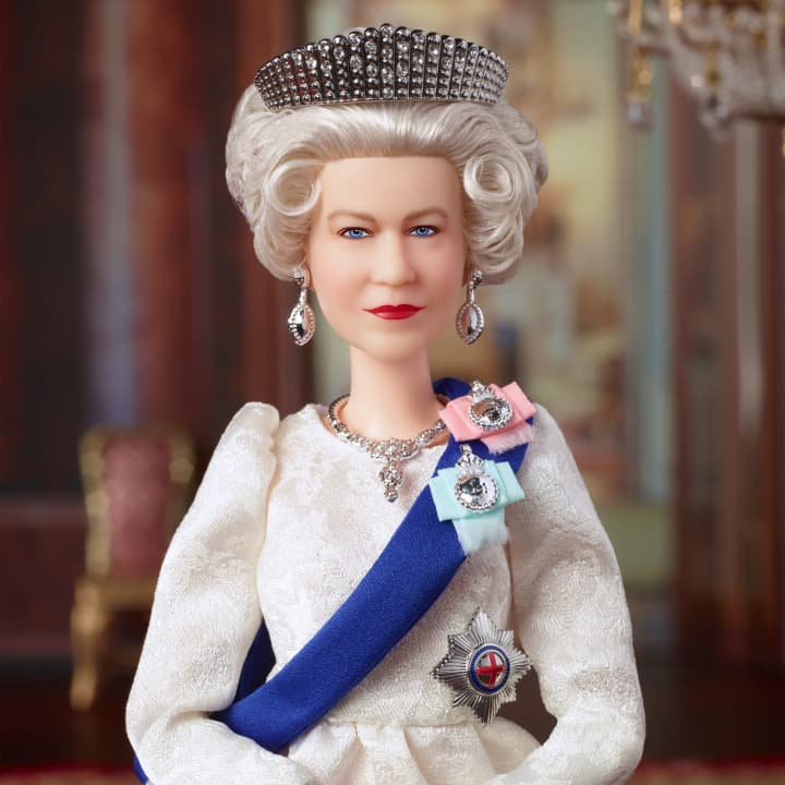 Boneca Barbie feita em homenagem à rainha Elizabeth