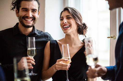 casal segurando taças de vinho