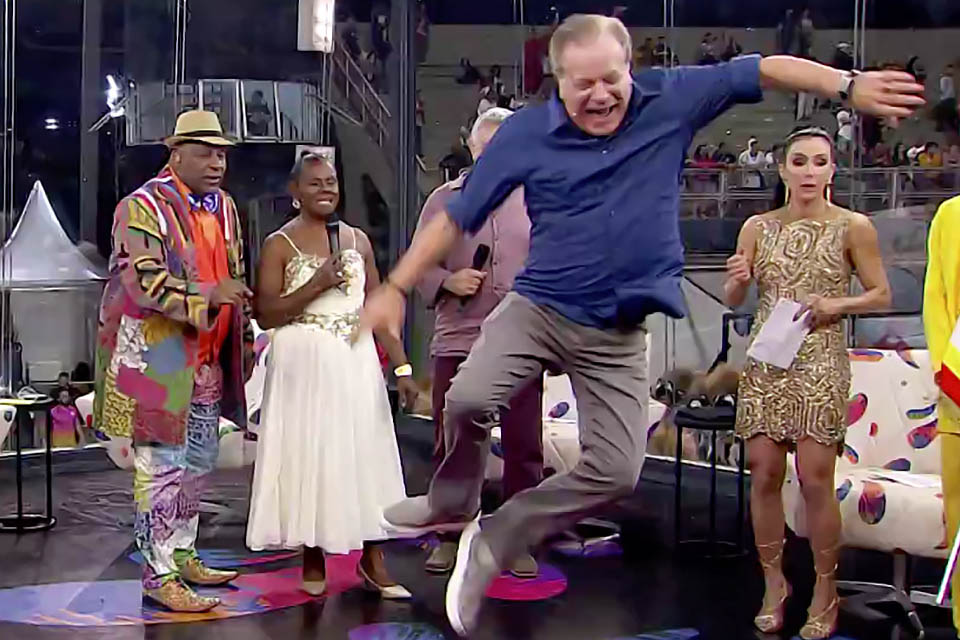 Chico pinheiro rouba a cena no carnaval de sp na globo e diverte web