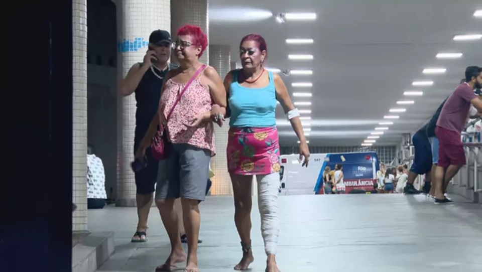 Vídeo: mulher imprensada por carro alegórico no rio é ex-chacrete