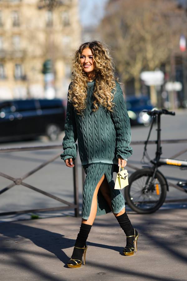 Look de street style com conjunto de tricô que engloba saia e suéter