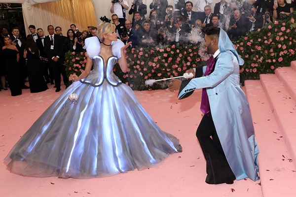 A atriz Zendaya com um vestido rodado azul claro, com luzes de LED que acendem. Ela está no tapete vermelho do baile do Met Gala, evento da revista Vogue.