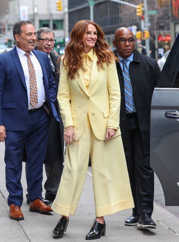 Julia Roberts usa conjunto amarelo e sapatos oxfords