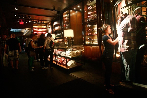 Na imagem com cor, interior de uma das lojas da Abercrombie