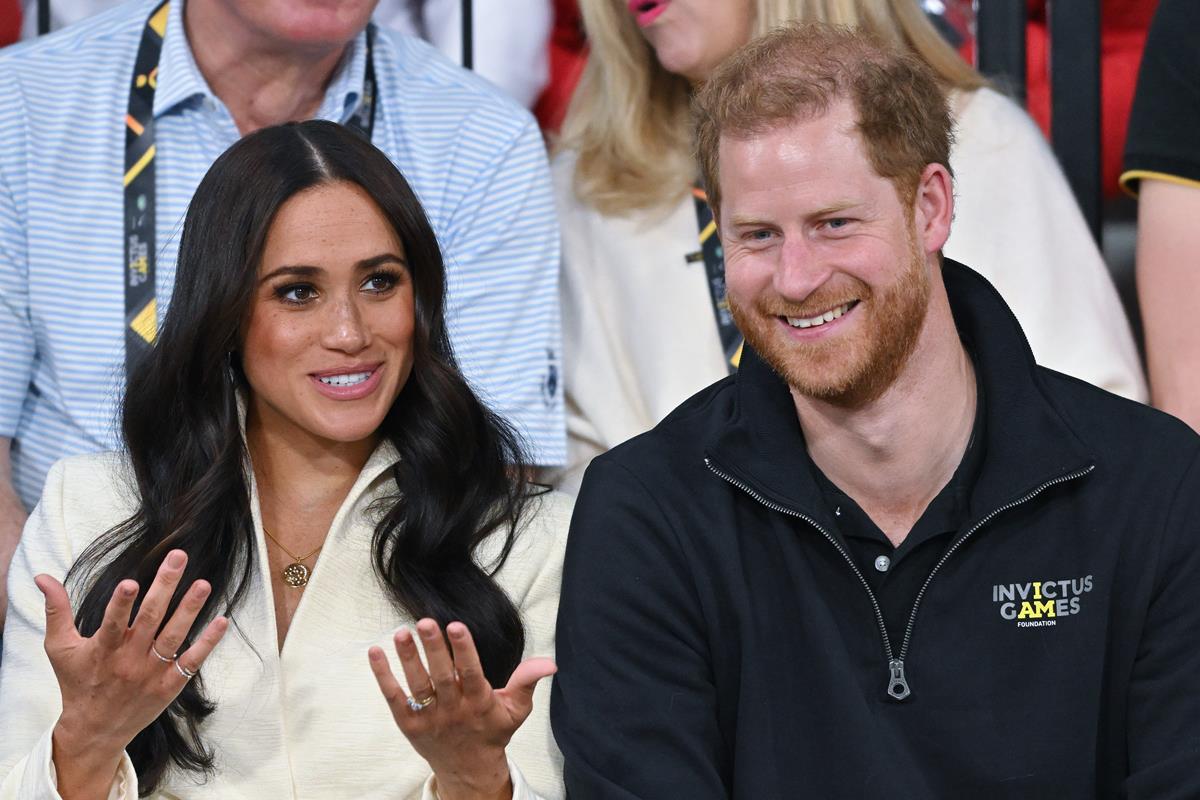 Foto colorida. Meghan Markle e príncipe Harry