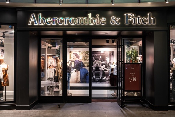 Na imagem com cor, fachada da Abercrombie