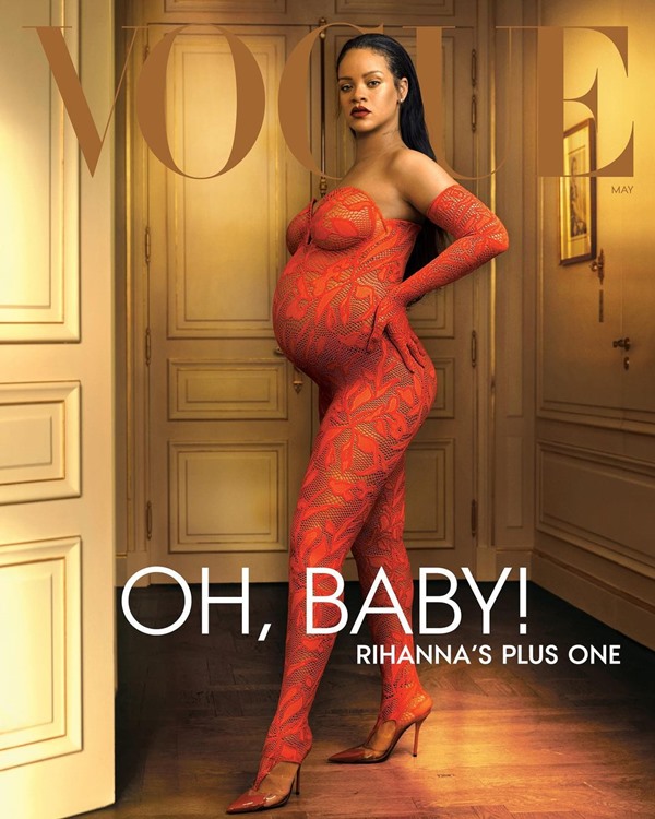 A cantora Rihanna grávida na capa da Vogue dos Estados Unidos. Ela usa um macacão vermelho de renda e sapatos de salto fino, dourados.