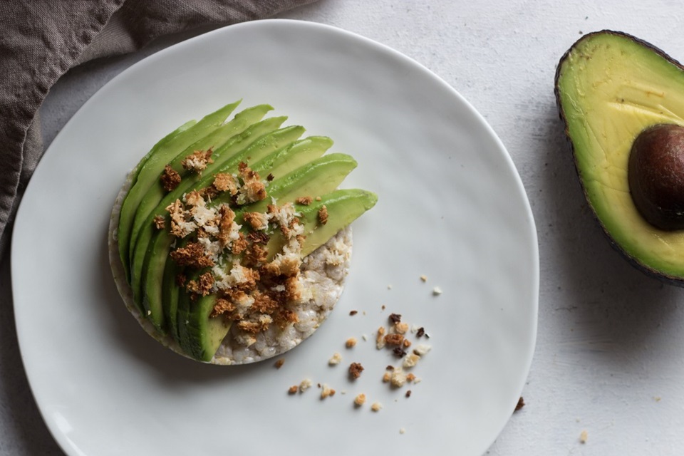 Biscoito de arroz com avocado e coco crocante